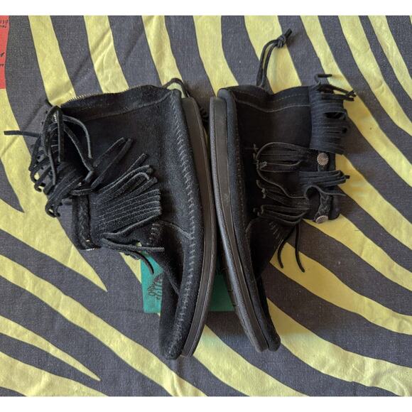 Minnetonka Women's High Top Back Zip Boot, size 7-8 - Picture 5 of 8